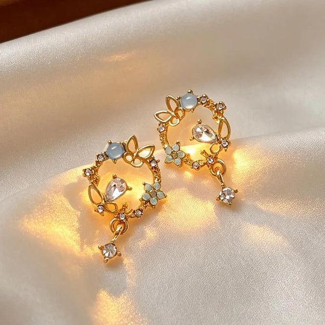No Piercing Ear Clips Women - Retro French White Petal Flower Teardrop Pearl Clip on Earrings Elegant Gentle Daily Party Jewelry