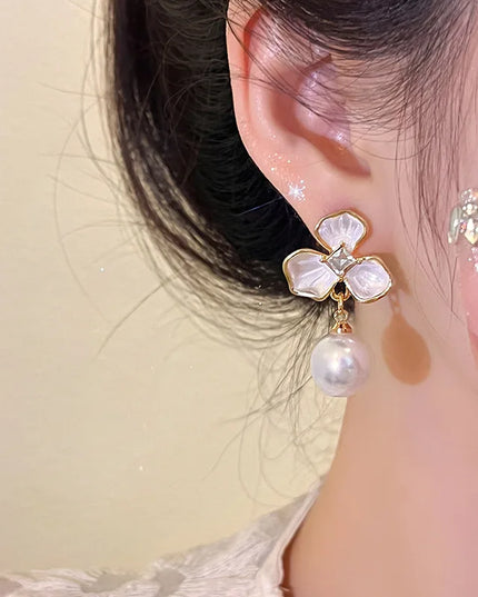 No Piercing Ear Clips Women - Retro French White Petal Flower Teardrop Pearl Clip on Earrings Elegant Gentle Daily Party Jewelry