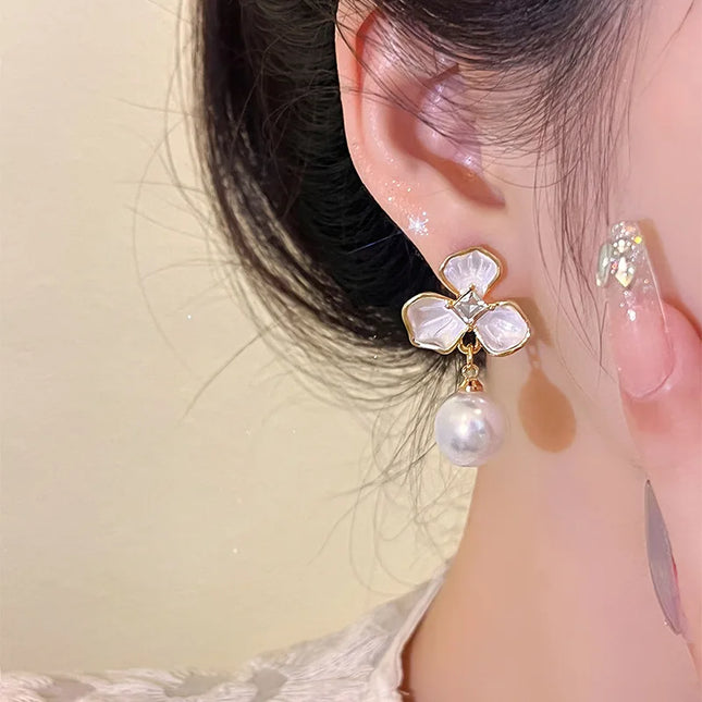 No Piercing Ear Clips Women - Retro French White Petal Flower Teardrop Pearl Clip on Earrings Elegant Gentle Daily Party Jewelry