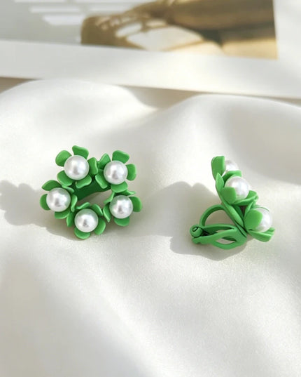 No Piercing Ear Clips Women - Retro French White Petal Flower Teardrop Pearl Clip on Earrings Elegant Gentle Daily Party Jewelry