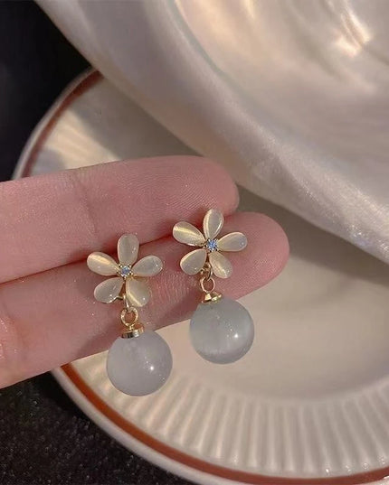No Piercing Ear Clips Women - Retro French White Petal Flower Teardrop Pearl Clip on Earrings Elegant Gentle Daily Party Jewelry