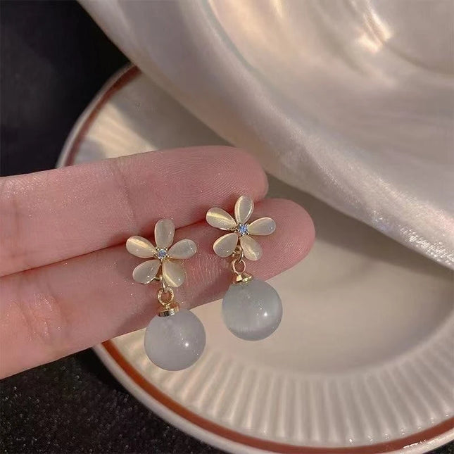No Piercing Ear Clips Women - Retro French White Petal Flower Teardrop Pearl Clip on Earrings Elegant Gentle Daily Party Jewelry