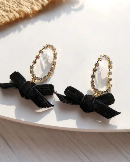No Piercing Ear Clips Women - Retro French White Petal Flower Teardrop Pearl Clip on Earrings Elegant Gentle Daily Party Jewelry