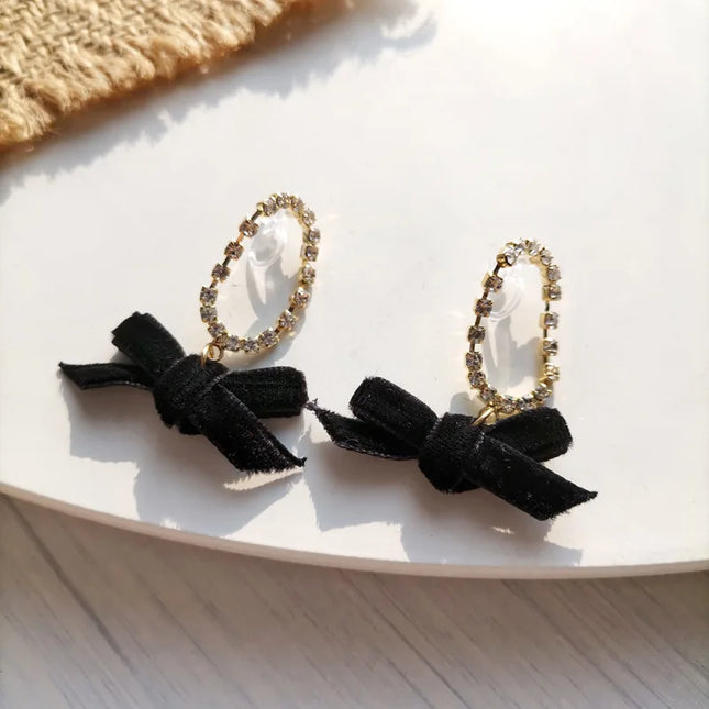 No Piercing Ear Clips Women - Retro French White Petal Flower Teardrop Pearl Clip on Earrings Elegant Gentle Daily Party Jewelry