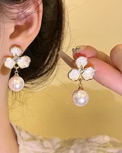 No Piercing Ear Clips Women - Retro French White Petal Flower Teardrop Pearl Clip on Earrings Elegant Gentle Daily Party Jewelry