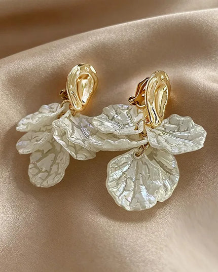 No Piercing Ear Clips Women - Retro French White Petal Flower Teardrop Pearl Clip on Earrings Elegant Gentle Daily Party Jewelry