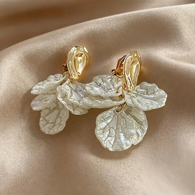 No Piercing Ear Clips Women - Retro French White Petal Flower Teardrop Pearl Clip on Earrings Elegant Gentle Daily Party Jewelry
