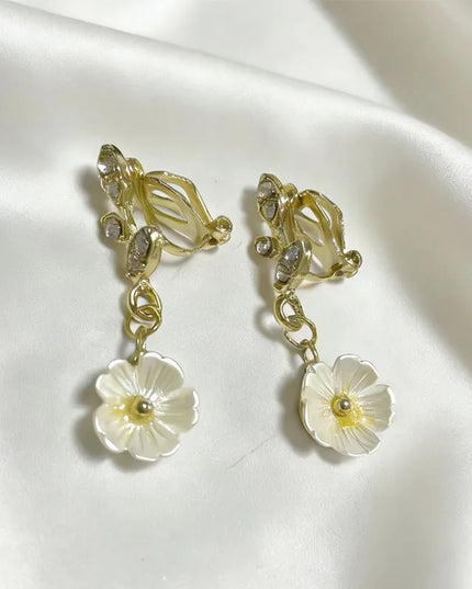 No Piercing Ear Clips Women - Retro French White Petal Flower Teardrop Pearl Clip on Earrings Elegant Gentle Daily Party Jewelry