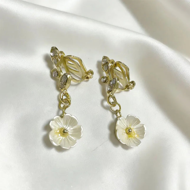 No Piercing Ear Clips Women - Retro French White Petal Flower Teardrop Pearl Clip on Earrings Elegant Gentle Daily Party Jewelry
