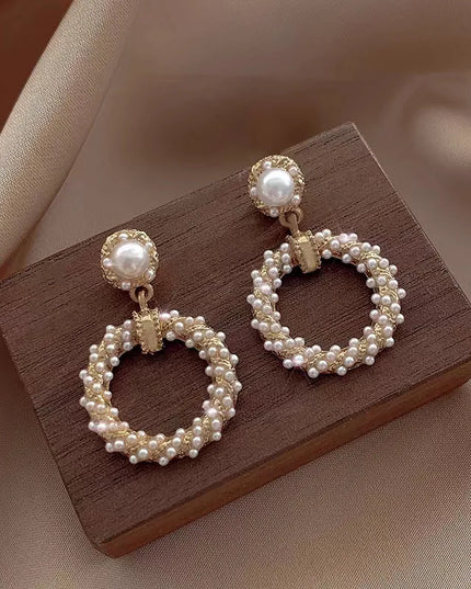 No Piercing Ear Clips Women - Retro French White Petal Flower Teardrop Pearl Clip on Earrings Elegant Gentle Daily Party Jewelry