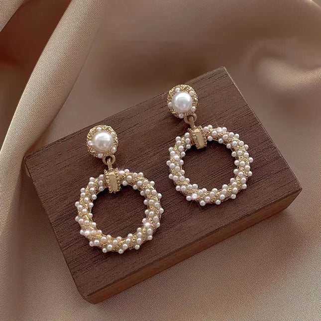 No Piercing Ear Clips Women - Retro French White Petal Flower Teardrop Pearl Clip on Earrings Elegant Gentle Daily Party Jewelry