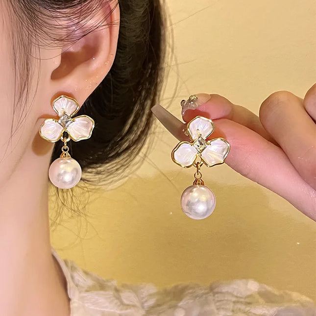 No Piercing Ear Clips Women - Retro French White Petal Flower Teardrop Pearl Clip on Earrings Elegant Gentle Daily Party Jewelry