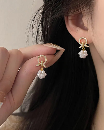 No Piercing Ear Clips Women - Retro French White Petal Flower Teardrop Pearl Clip on Earrings Elegant Gentle Daily Party Jewelry