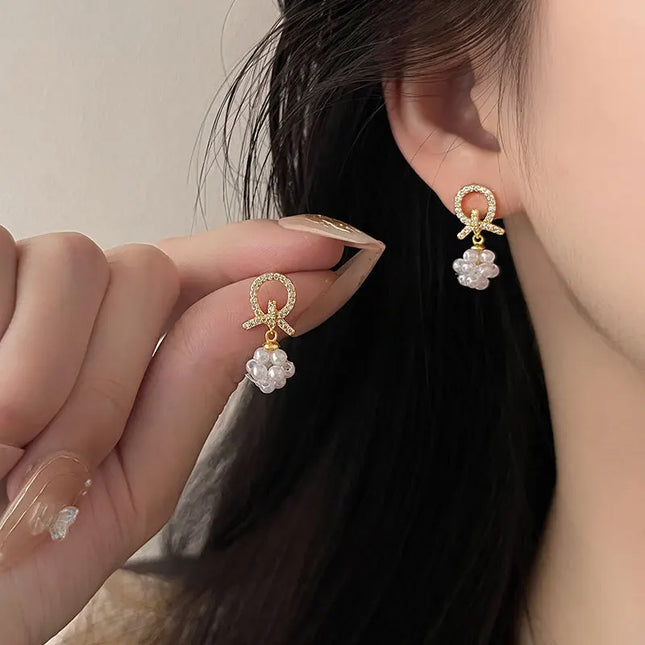No Piercing Ear Clips Women - Retro French White Petal Flower Teardrop Pearl Clip on Earrings Elegant Gentle Daily Party Jewelry