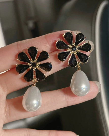 No Piercing Ear Clips Women - Retro French White Petal Flower Teardrop Pearl Clip on Earrings Elegant Gentle Daily Party Jewelry