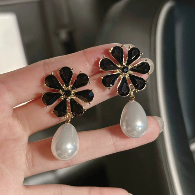 No Piercing Ear Clips Women - Retro French White Petal Flower Teardrop Pearl Clip on Earrings Elegant Gentle Daily Party Jewelry