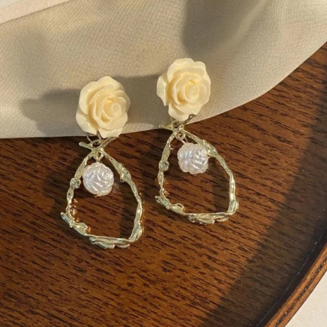 No Piercing Ear Clips Women - Retro French White Petal Flower Teardrop Pearl Clip on Earrings Elegant Gentle Daily Party Jewelry