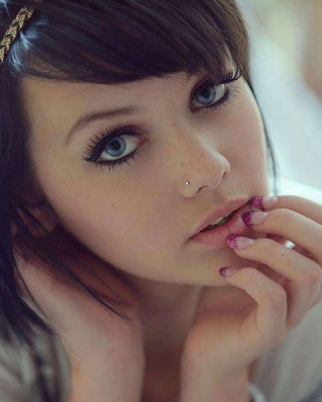 Bright Zircon Nose Ring India Women Fashion Jewelry 18G Small Nose Stud G23 Titanium Nose Wing Piercing Jewelry Body Accessories