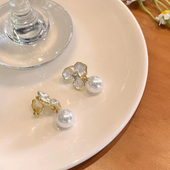 No Piercing Ear Clips Women - Retro French White Petal Flower Teardrop Pearl Clip on Earrings Elegant Gentle Daily Party Jewelry