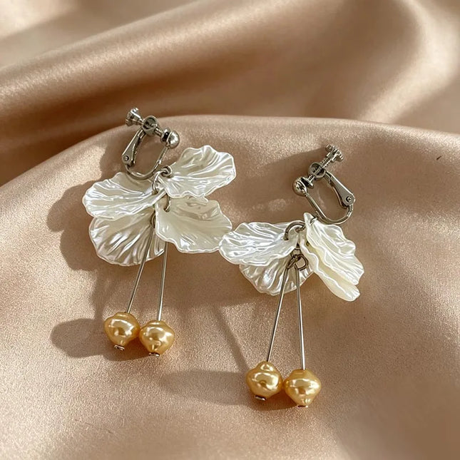 No Piercing Ear Clips Women - Retro French White Petal Flower Teardrop Pearl Clip on Earrings Elegant Gentle Daily Party Jewelry