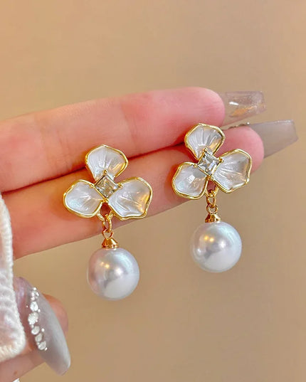 No Piercing Ear Clips Women - Retro French White Petal Flower Teardrop Pearl Clip on Earrings Elegant Gentle Daily Party Jewelry