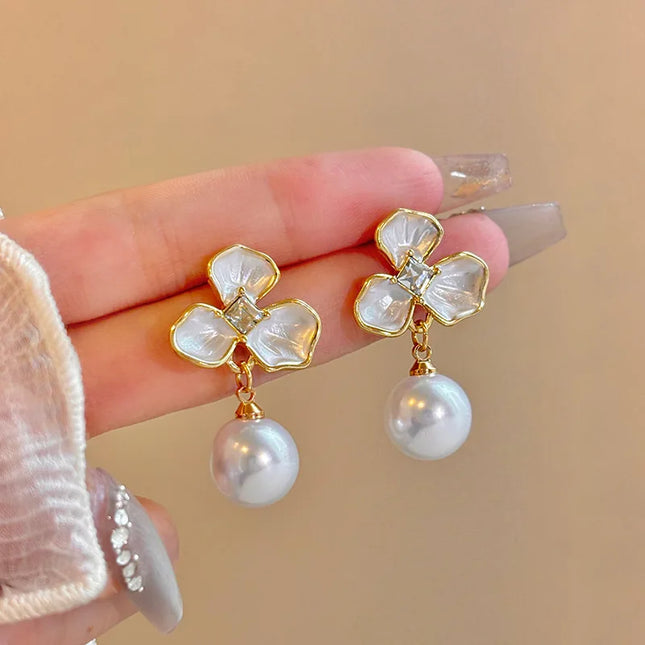 No Piercing Ear Clips Women - Retro French White Petal Flower Teardrop Pearl Clip on Earrings Elegant Gentle Daily Party Jewelry