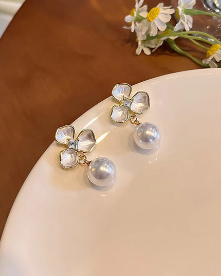 No Piercing Ear Clips Women - Retro French White Petal Flower Teardrop Pearl Clip on Earrings Elegant Gentle Daily Party Jewelry