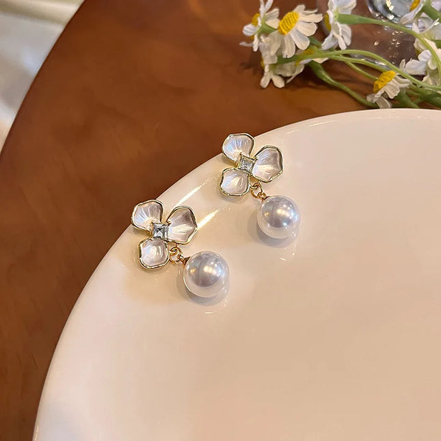 No Piercing Ear Clips Women - Retro French White Petal Flower Teardrop Pearl Clip on Earrings Elegant Gentle Daily Party Jewelry